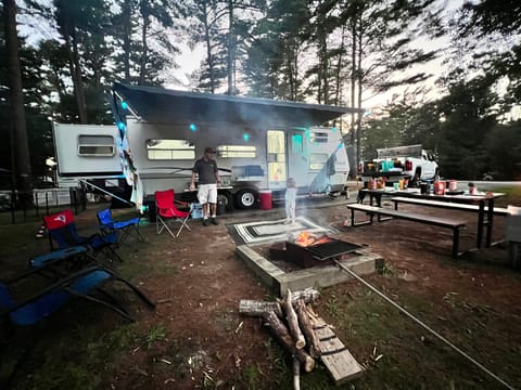 Tons of Space - double bunk room for lots of pals/family & fun! Towable trailer in East Falmouth