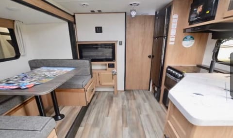 2023 Cherokee Grey Wolf, sleeps 4-6 guests comfortably. Tráiler remolcable in Lowell