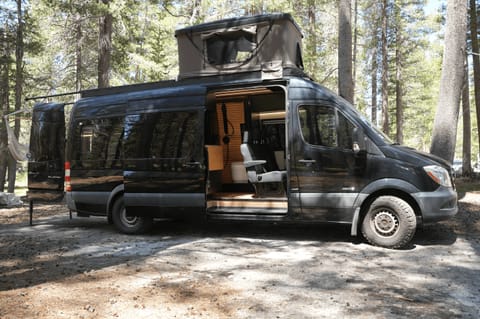 New Build meet NIGHT FURY CAMPER VAN! Véhicule routier in Bellflower