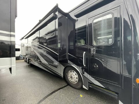 Thor Motor Coach Venetian B42 Bunkhouse Drivable vehicle in Tucson