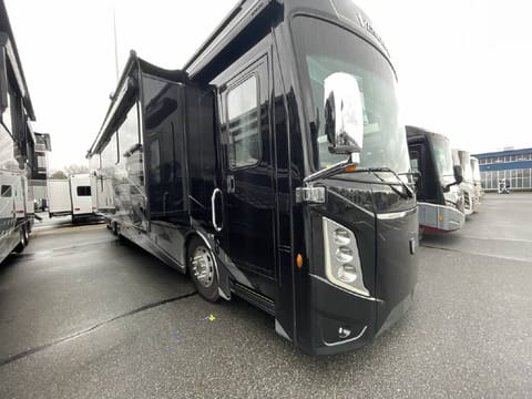 Thor Motor Coach Venetian B42 Bunkhouse Drivable vehicle in Tucson