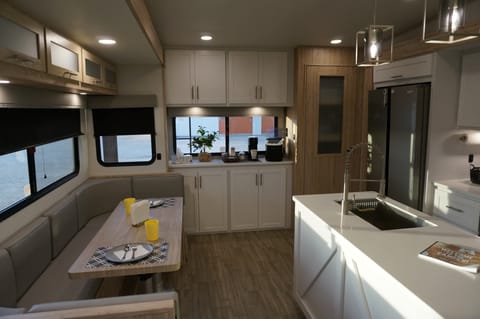 Spacious mid-bunkhouse floorplan - 2023 Alliance Avenue 37MBR Towable trailer in Schertz