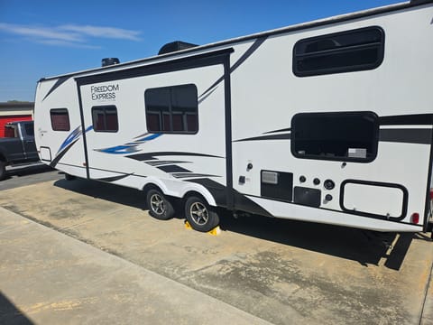 2021 Coachmen Freedom Express 292 BHDS - Great Family Camper Towable trailer in Warner Robins