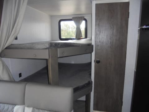 Sleeps 8 with bunks! Towable trailer in North Canton