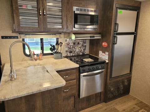 2017 Forest River Vibe Extreme Lite - Perfect family friendly trailer Ziehbarer Anhänger in Port Alberni