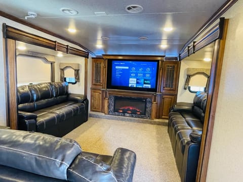 2016 Heartland RVs Big Country with patio.. Tráiler remolcable in Englewood