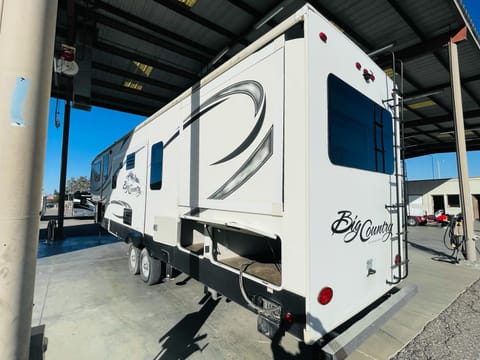 2016 Heartland RVs Big Country with patio.. Tráiler remolcable in Englewood