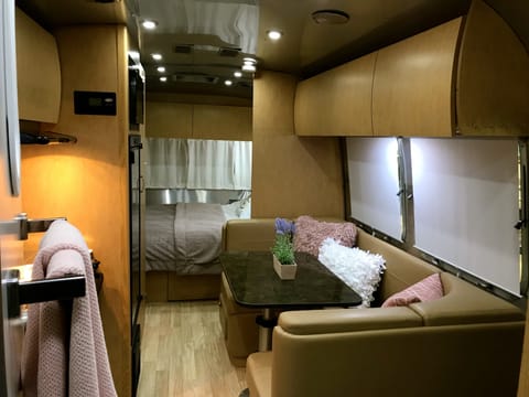 Airstream Flying Cloud 23FQB - Glumping Style Towable trailer in Corona