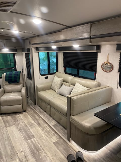 2021 Outback Ultra-Lite Tráiler remolcable in Kawartha Lakes