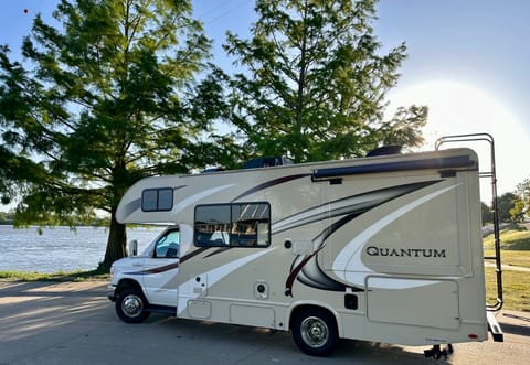 Find your relaxing place right here, whether you are going to the lake, the mountains or the desert, you will enjoy every minute of it in this rig. 