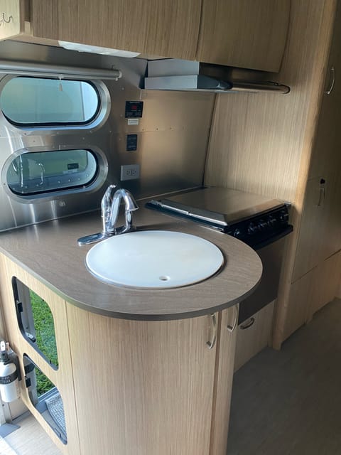 2018 Airstream Flying Cloud 23CB Towable trailer in Lago Vista