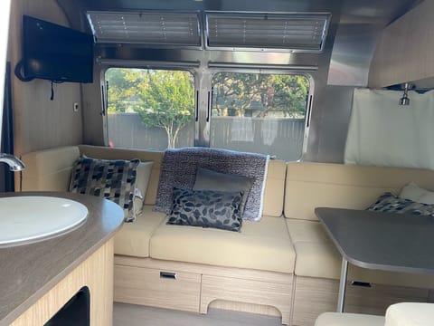 2018 Airstream Flying Cloud 23CB Towable trailer in Lago Vista