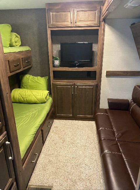 Family Adventure: The Keystone Cougar Oasis Towable trailer in Vaughan