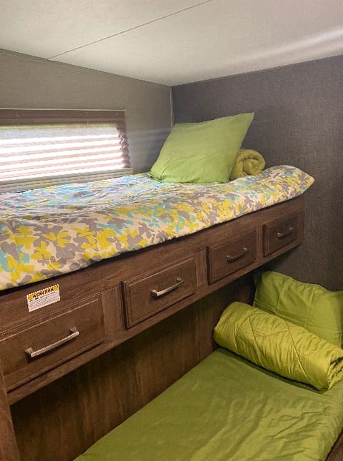 Family Adventure: The Keystone Cougar Oasis Towable trailer in Vaughan