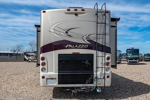 2013 Thor Palazzo Diesel Pusher - Your Perfect Adventure Companion Drivable vehicle in Santee