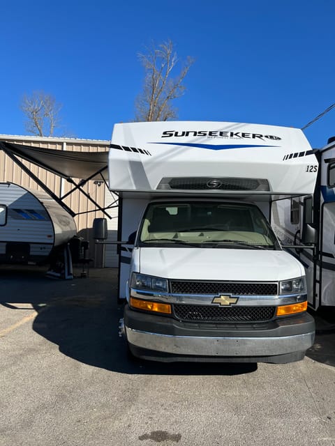 2025 Forest River Sunseeker 2350 ( corner queen) 24′ (11S) Drivable vehicle in Milwaukie