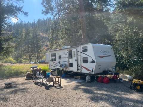 Sleeps-Ten Coachmen Captiva Ultra-Lite Voyager Villa Towable trailer in Kelowna