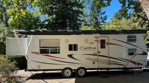 Sleeps-Ten Coachmen Captiva Ultra-Lite Voyager Villa Towable trailer in Kelowna