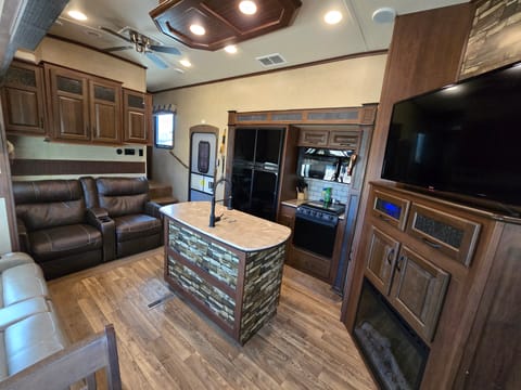 2015 Jayco Eagle Premier 375BHFS , 1.5 bathroom, 2 bedroom Towable trailer in Pueblo West