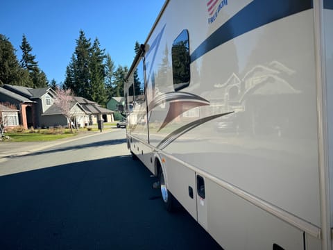2017 Fleetwood Flair 31B - bring the whole gang! Drivable vehicle in Everett