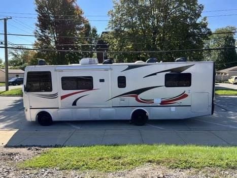 Four Winds Hurricane 32 !! Super clean and fun bus to take anywhere! Vehículo funcional in Brookfield
