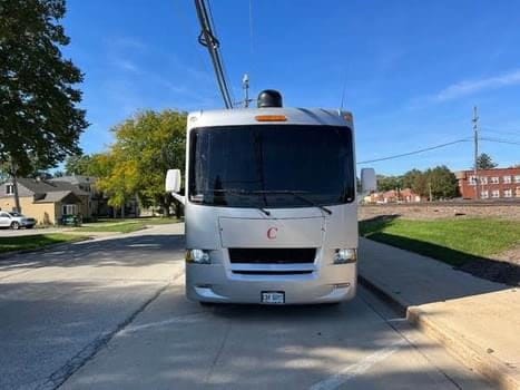 Four Winds Hurricane 32 !! Super clean and fun bus to take anywhere! Vehículo funcional in Brookfield
