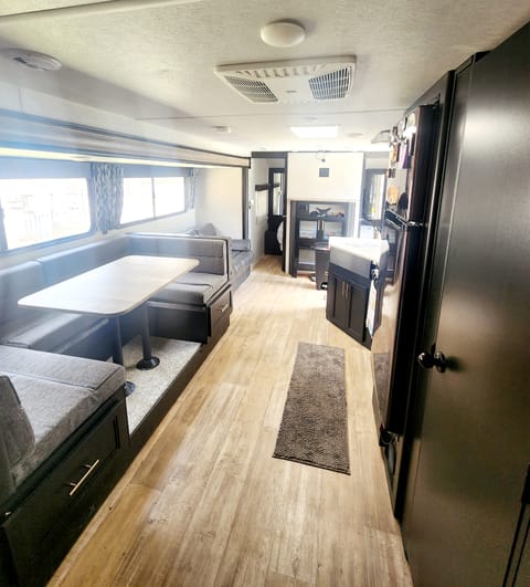 Spacious Adventure: Grey Wolf, Sleeps 8! Towable trailer in Lake Saint Louis