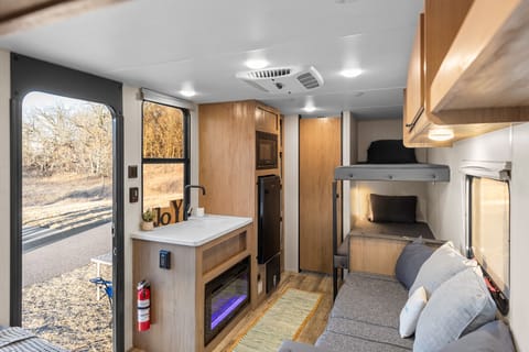 BRAND NEW 2024 Forest River Wolf Den 16EV - MINIVAN TOWABLE Rimorchio trainabile in New Brighton