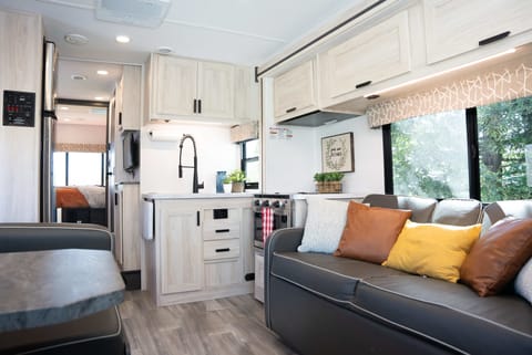 The ULTIMATE Fully Loaded Motorhome Drivable vehicle in Elk Grove