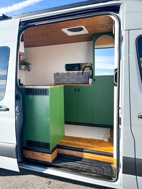 Clover - Off-grid luxury van with AC and massive battery bank Campervan in Beverly Hills