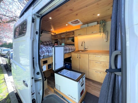 High Roof Campervan - 20' Length Campervan in Vancouver