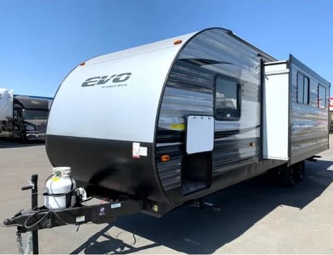 2021 Forest River Evo. Sleeps 6 comfortable. Pet Friendly Towable trailer in Gilbert