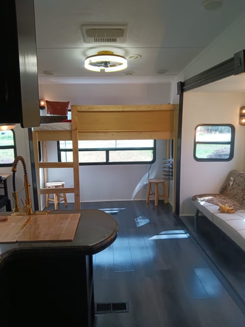 Modern/Fully Renovated/Spacious Camper Remorque tractable in Cornelius