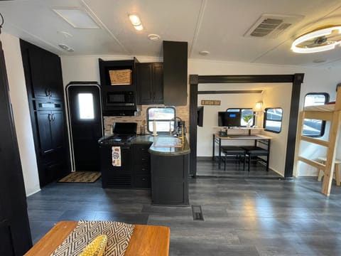 Modern/Fully Renovated/Spacious Camper Tráiler remolcable in Cornelius