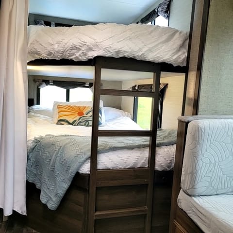 Newly Updated 2018 Keystone RV Bullet Ultra Lite-Family Retreat Ziehbarer Anhänger in Ramona