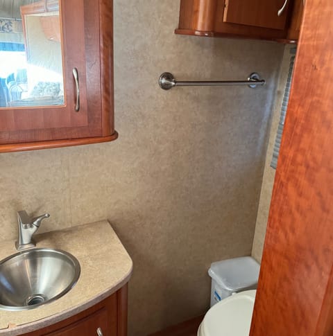 Spacious full size bathroom for all those much needed morning showers and refreshment moments.
