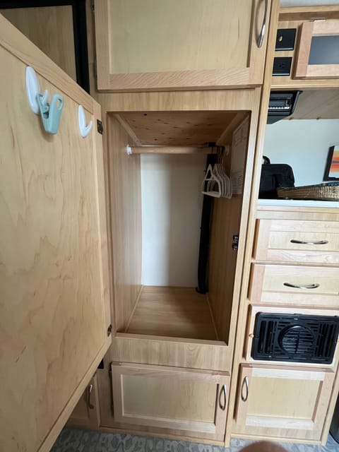 Rent a 2022 21C Escape Trailer, for your next glamping adventure Tráiler remolcable in North Vancouver