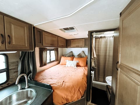 New listing!! Fully furnished 2019 Thor Majestic Drivable vehicle in Layton