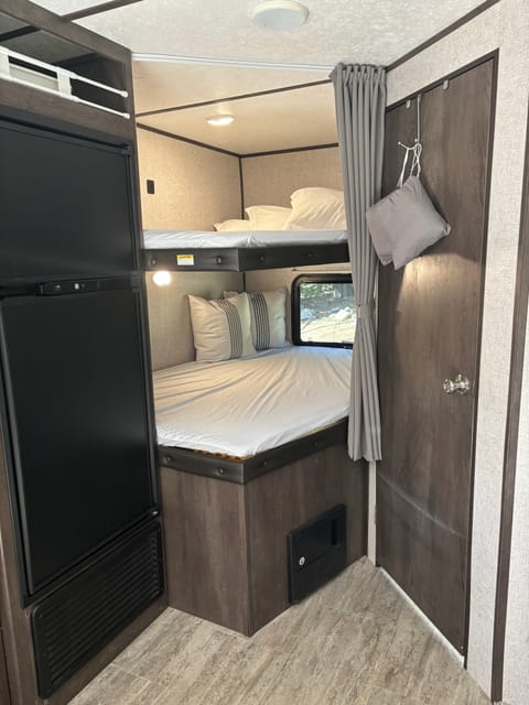 Clean & roomy! 27ft Dutchman travel trailer with slide-out. Remorque tractable in Lake Arrowhead