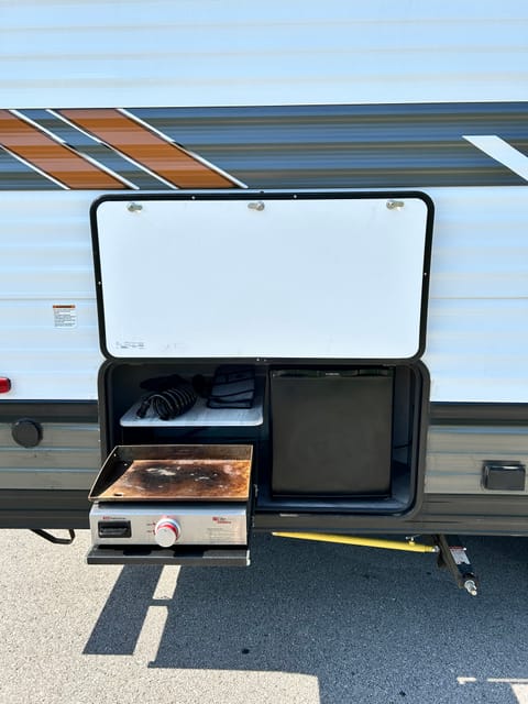 Willy Wildwood! Modern Camper w/bunkhouse! Towable trailer in Cedar Bluff