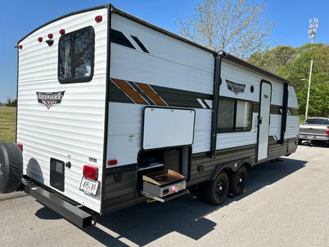 Willy Wildwood! Modern Camper w/bunkhouse! Towable trailer in Cedar Bluff
