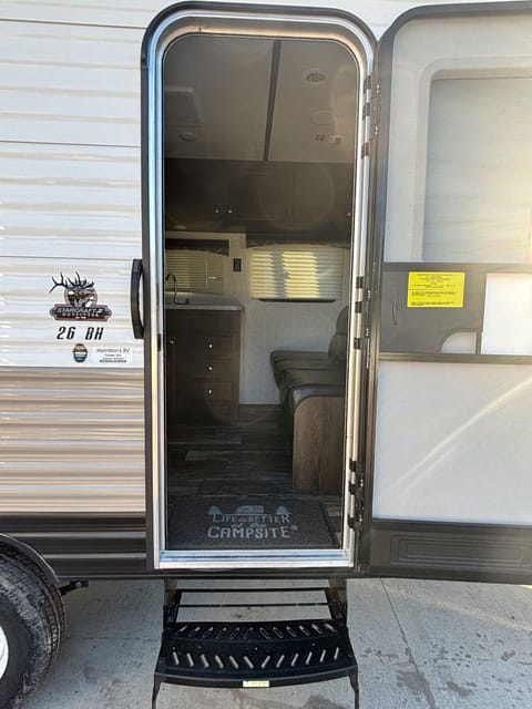 Bunkhouse, lots of amenities! Towable trailer in Midland