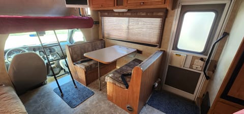 2009 Winnebago Chalet Drivable vehicle in Red Wing
