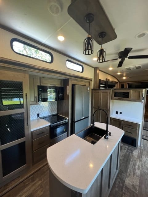 Camp in Luxury Towable trailer in Valrico