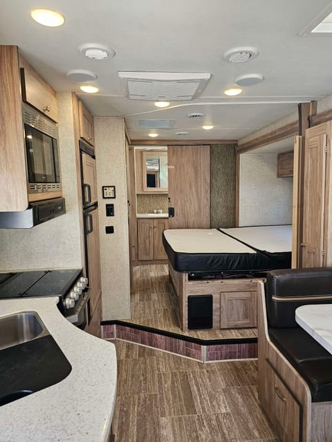 Comfortable Couples Class C Motorhome Drivable vehicle in Springfield