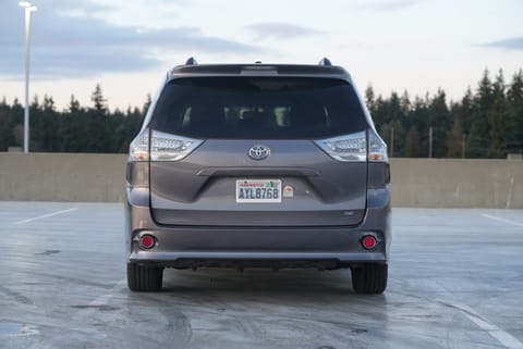 Seattle Road Trip Ready - 2015 Toyota Sienna Veículo de recreio in Lake City