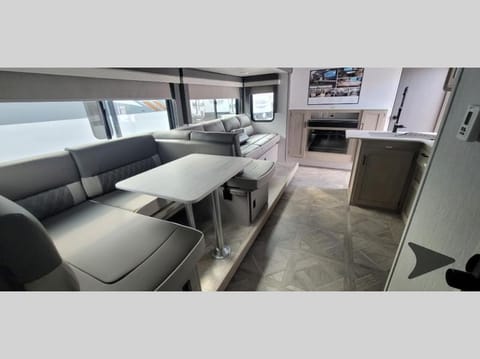 Spectacular 2023 33-foot Travel Trailer with Full-Sized Private Bunkroom Remorque tractable in Anna