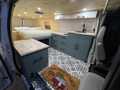 "Jayne" - Ford E-350 Extended Campervan Van aménagé in Port Moody