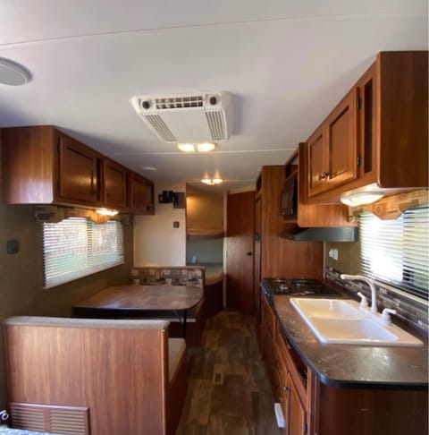 Family Fun-mobile! Sleeps 7 Lots of Amenities Towable trailer in St Cloud