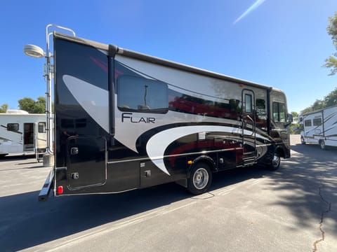 2015 Ford Fleetwood Flair 26D Veículo dirigível in Davis